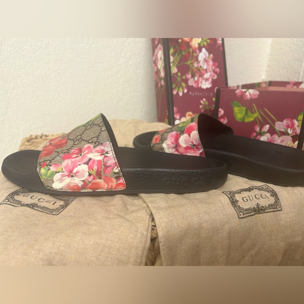 Gucci Slides & Mint Condition Box!